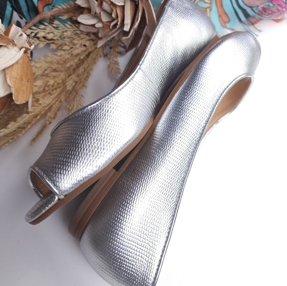 Talbots Silver Peep Toe Flats Sz 6.5m - Picture 9 of 11